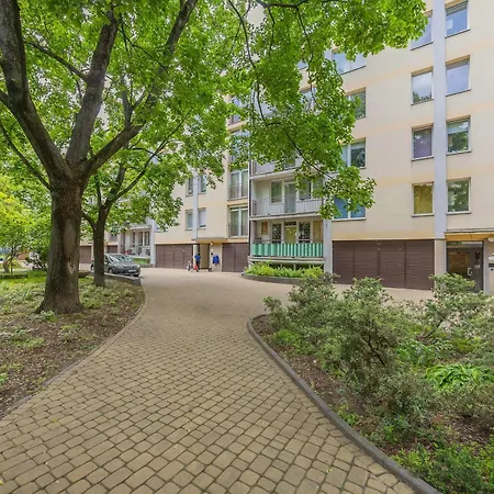 Bright Close To Old Town And Metro By Renters Apartment