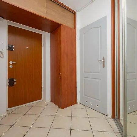 Apartment Bright Close To Old Town And Metro By Renters *