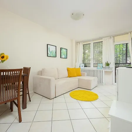 Bright Close To Old Town And Metro By Renters *