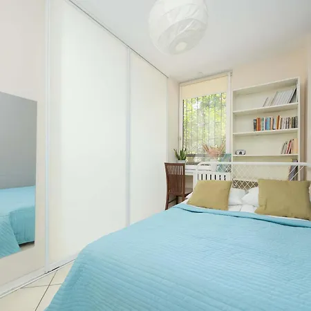 Bright Close To Old Town And Metro By Renters Apartment