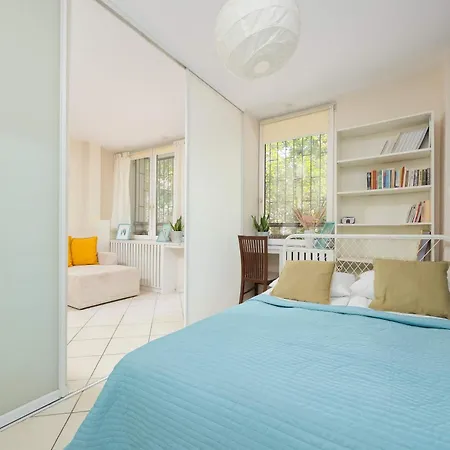 Bright Close To Old Town And Metro By Renters Apartment *