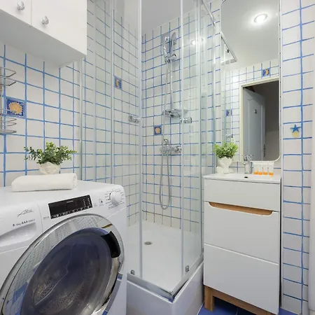 Bright Close To Old Town And Metro By Renters Apartment *