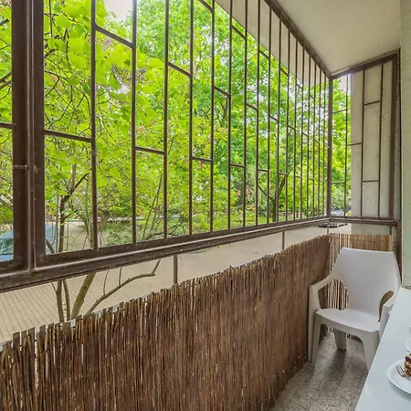 Bright Close To Old Town And Metro By Renters Apartment