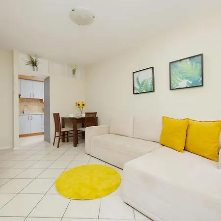 Old Town Next To Metro By Renters * Warszawa