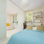 Old Town Next To Metro By Renters Apartmán *