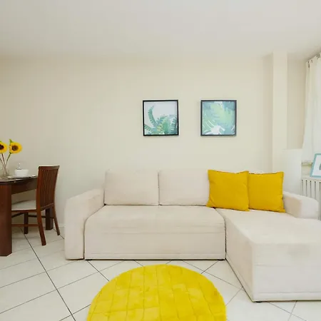 Old Town Next To Metro By Renters Warszawa